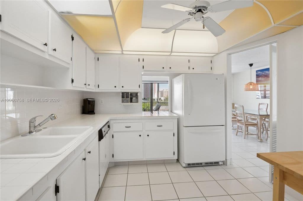 1+1 Condo — 200 Diplomat Pkwy APT 830
