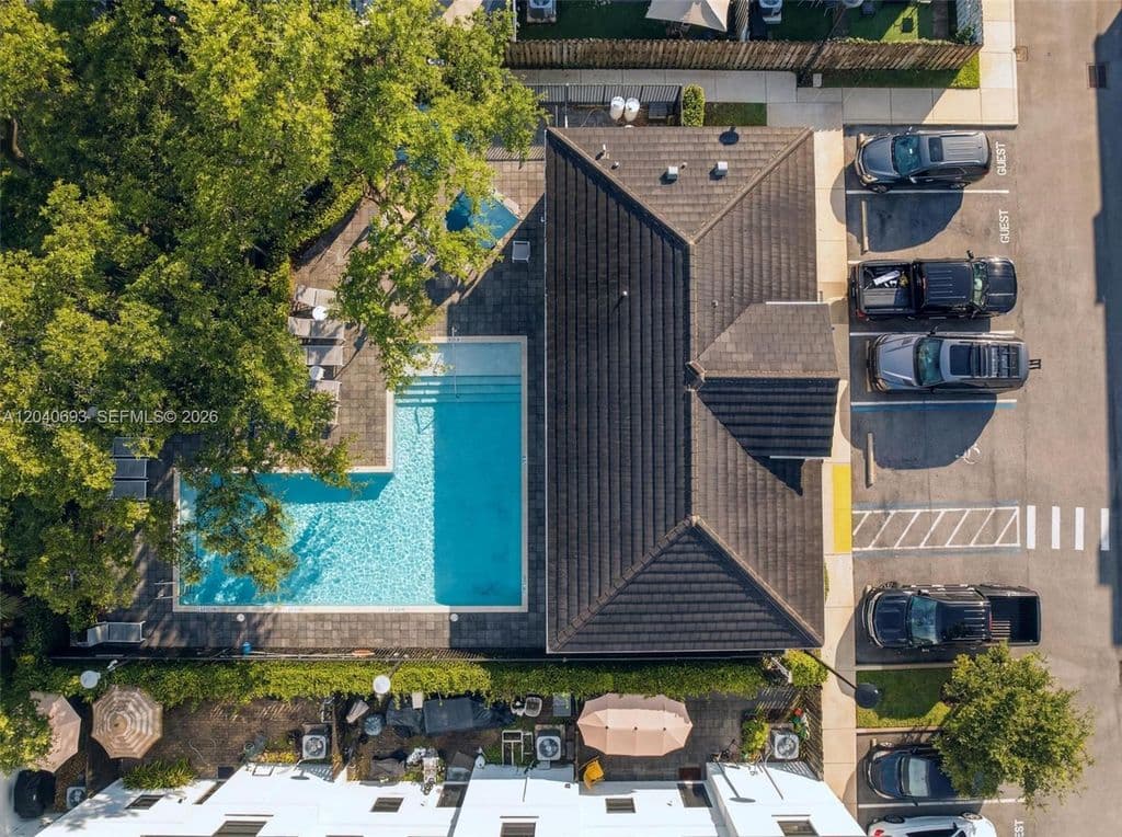 3+1 Mülk — 2821 SW 17th Ave