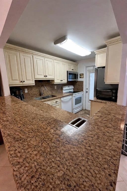 2+1 Condo — 400 SE 10th Street #202