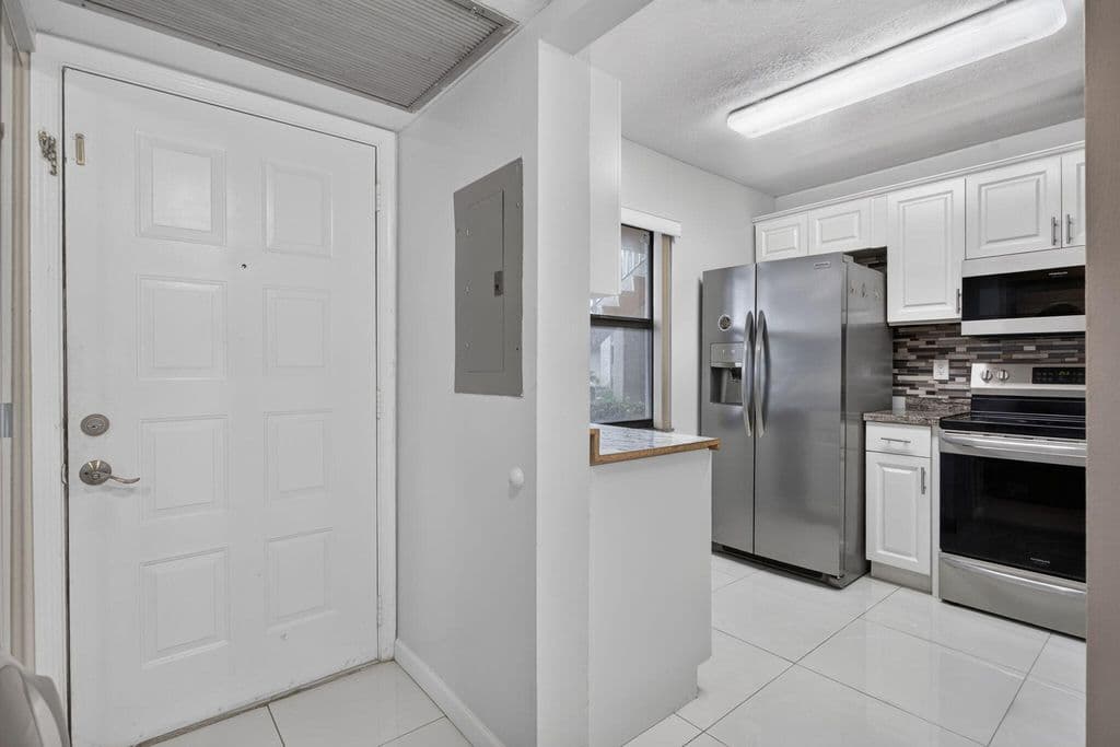 2-bedroom Condo — 5540 Lakeside Drive #102