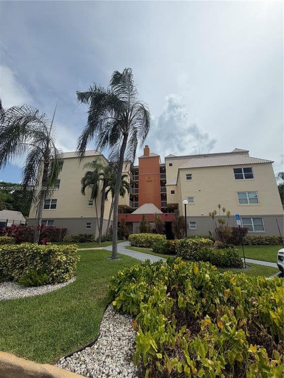 2-bedroom Condo — 8205 Lake Dr #306