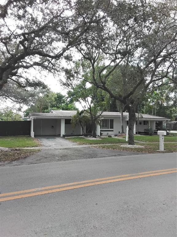 3-bedroom Single-Family Home — 911 W Country Club Cir
