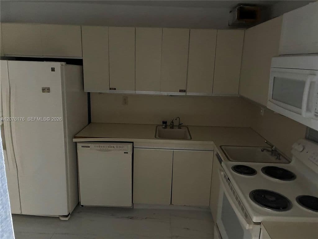 2+1 Condo — 4301 Collins Ave APT 402
