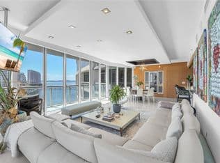 3-bedroom Condo — 465 Brickell Ave APT 1001, Miami, 33131
