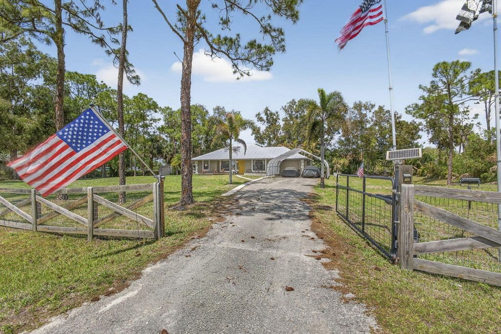 3-bedroom Single-Family Home — 17815 92nd Lane N