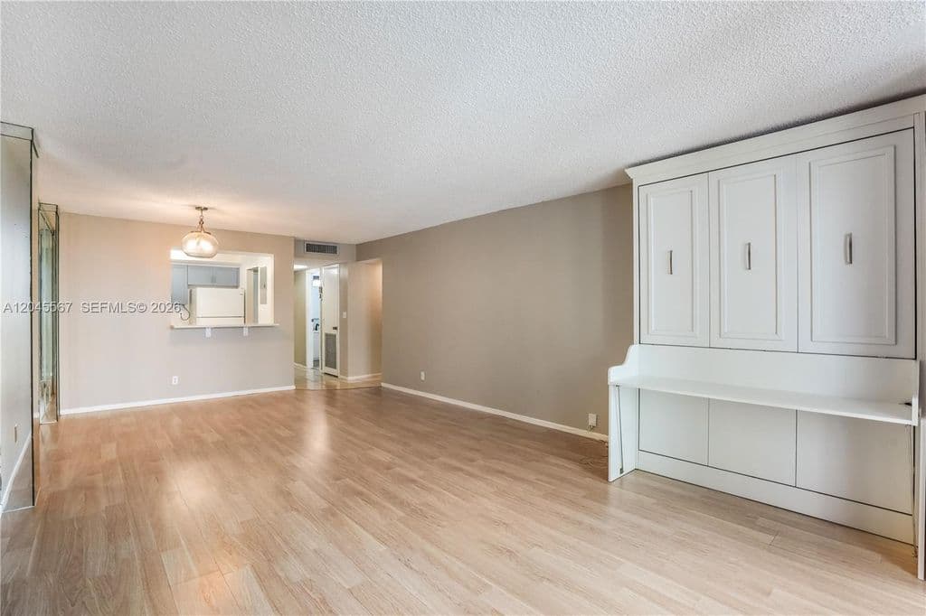 1+1 Condo — 2301 S Ocean Dr APT 1006