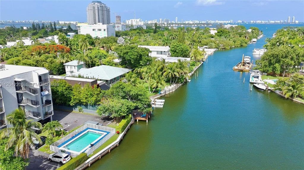 1+1 Condo — 860 NE 78th St APT 303