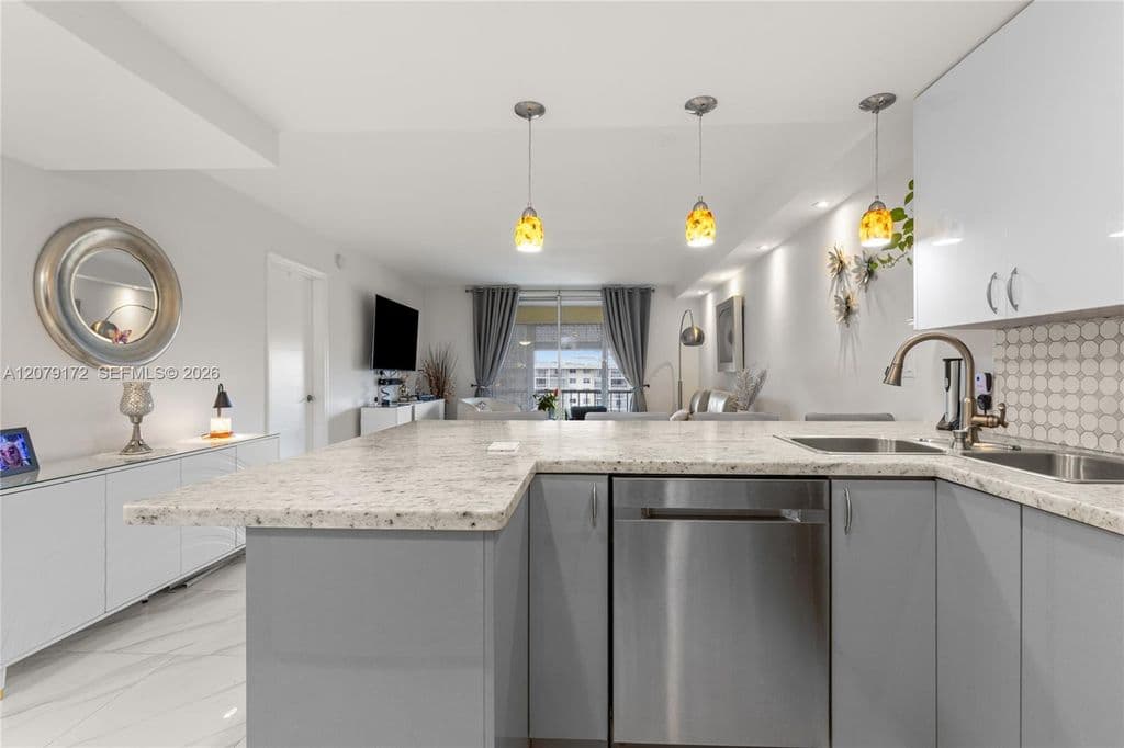 1+1 Condo — 2855 Leonard Dr APT H605