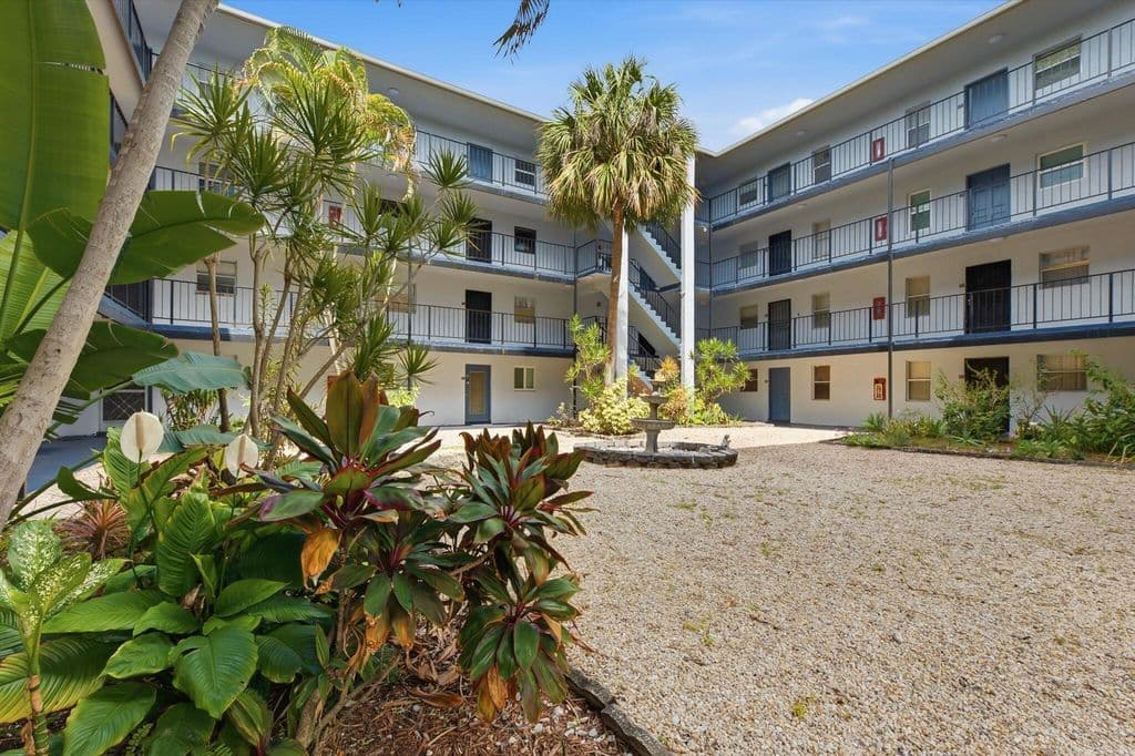 1+1 Condo — 2860 Somerset Drive #412k