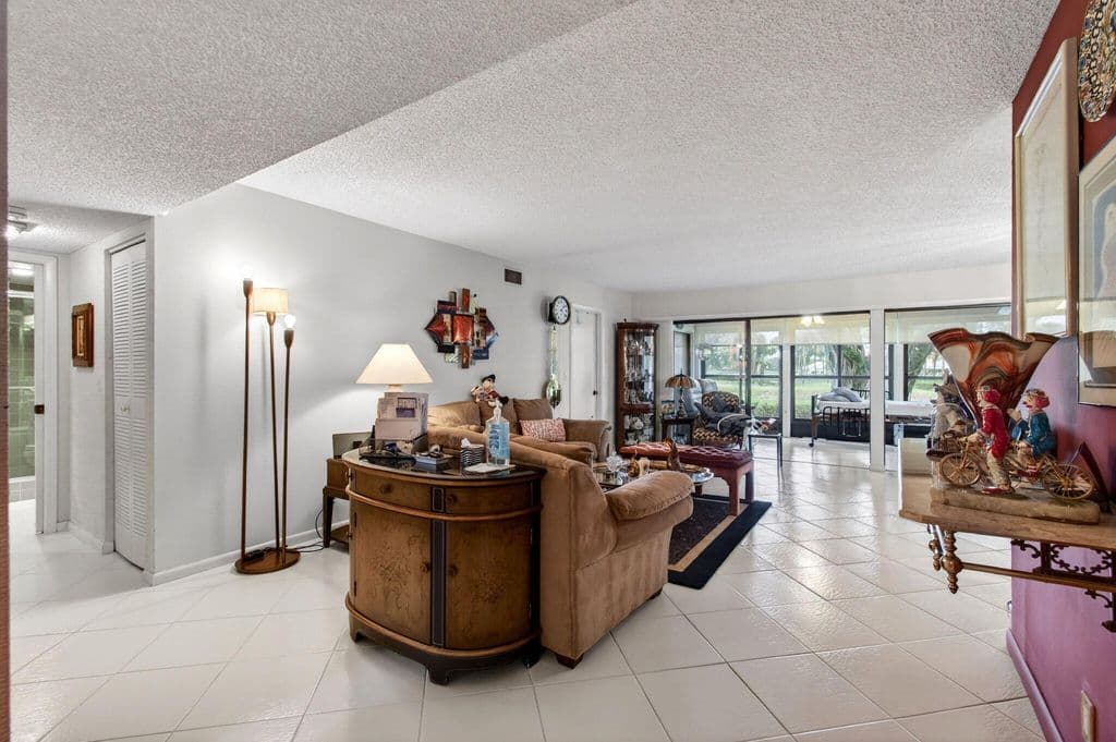 3-bedroom Condo — 5561 Fairway Park Drive #104