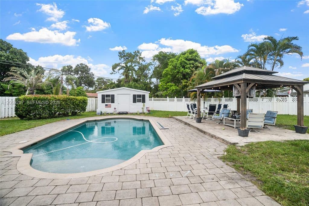 3-bedroom Single-Family Home — 899 E Country Club Cir