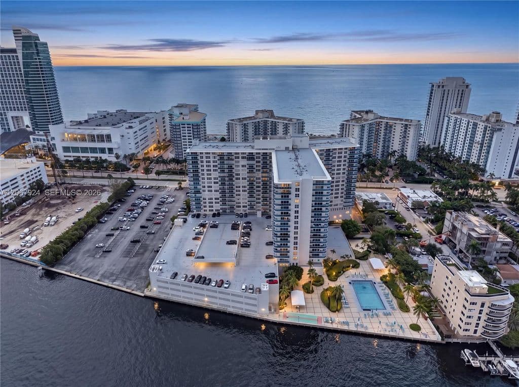 1+1 Condo — 3800 S Ocean Dr APT 802