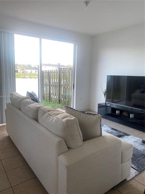 3+1 Mülk — 991 NE 42nd Ave