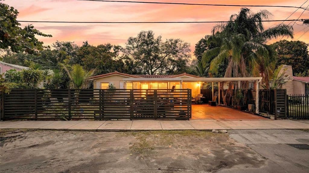 3+1 Müstakil ev — 154 NW 67th Street