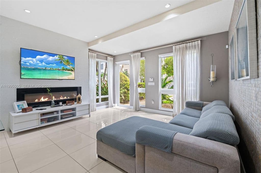 3-bedroom Condo — 10305 NW 63rd Ter APT 105