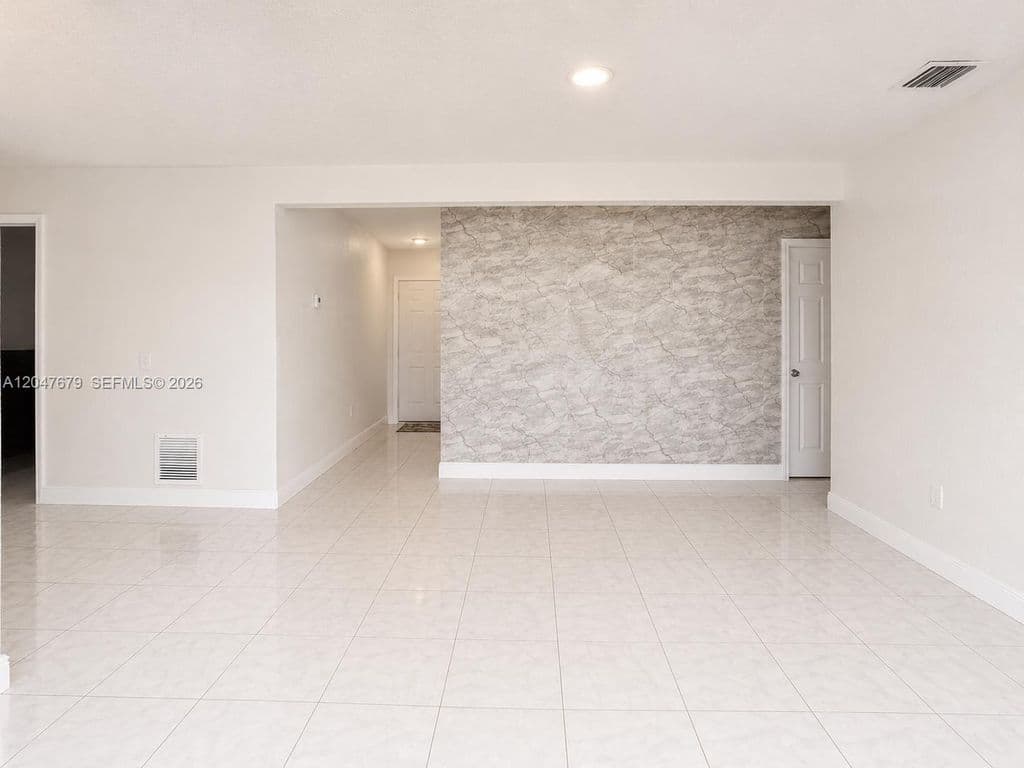 3-bedroom Single-Family Home — 7612 Plantation Blvd