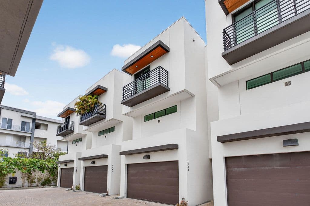 3-bedroom Property — 1044 N VICTORIA PARK Road