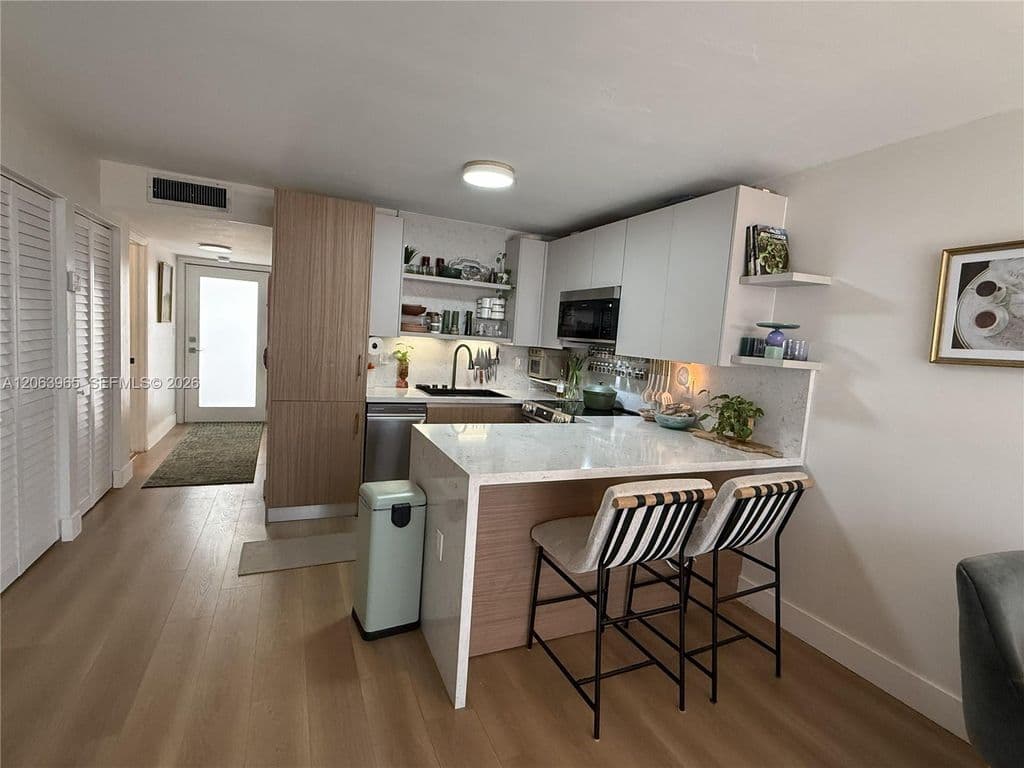 2-bedroom Condo — 1666 West Ave APT 305