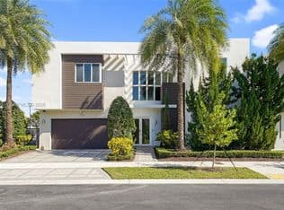 6+1 Müstakil ev — 7515 NW 99th Ave, Doral, 33178