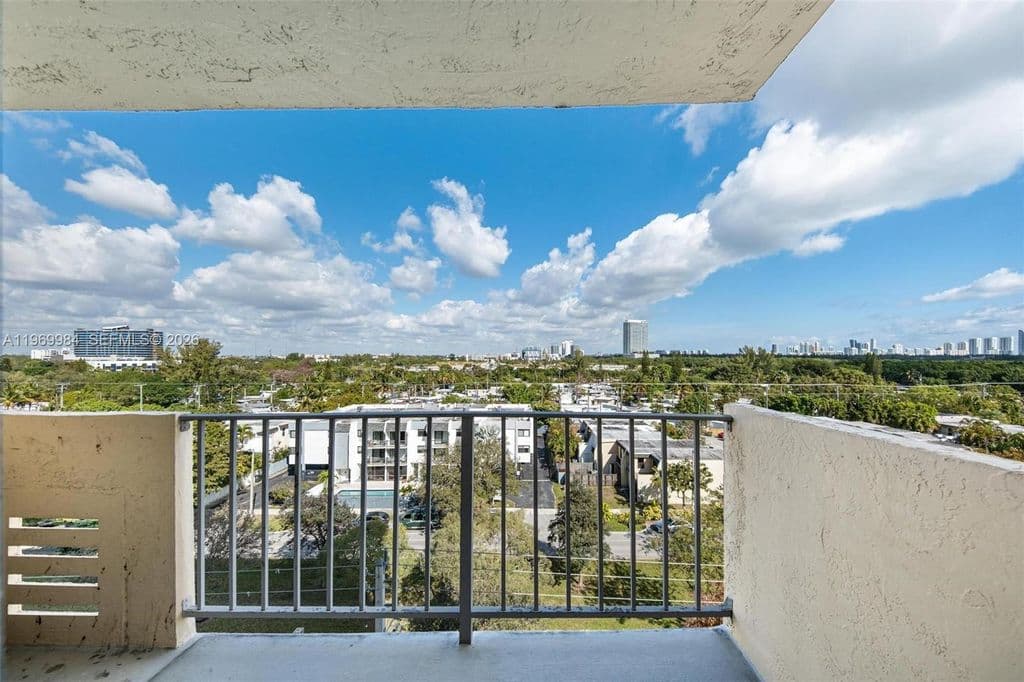 2+1 Condo — 2350 NE 135th St APT 811