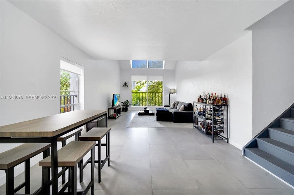 1+1 Condo — 6900 N Kendall Dr APT A303