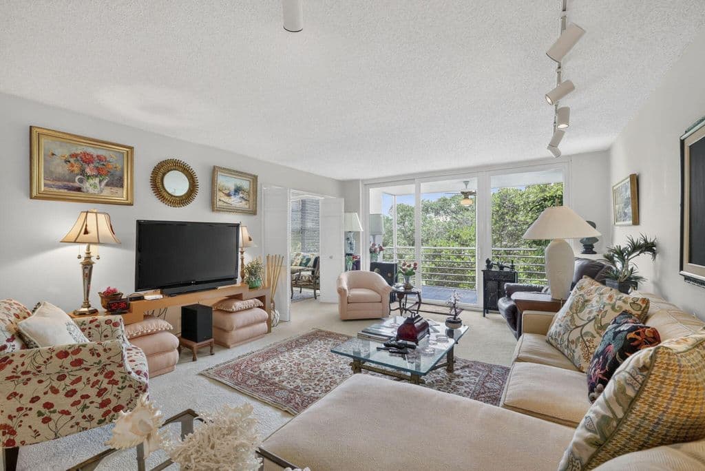 3-bedroom Condo — 3900 Oaks Clubhouse Drive #410