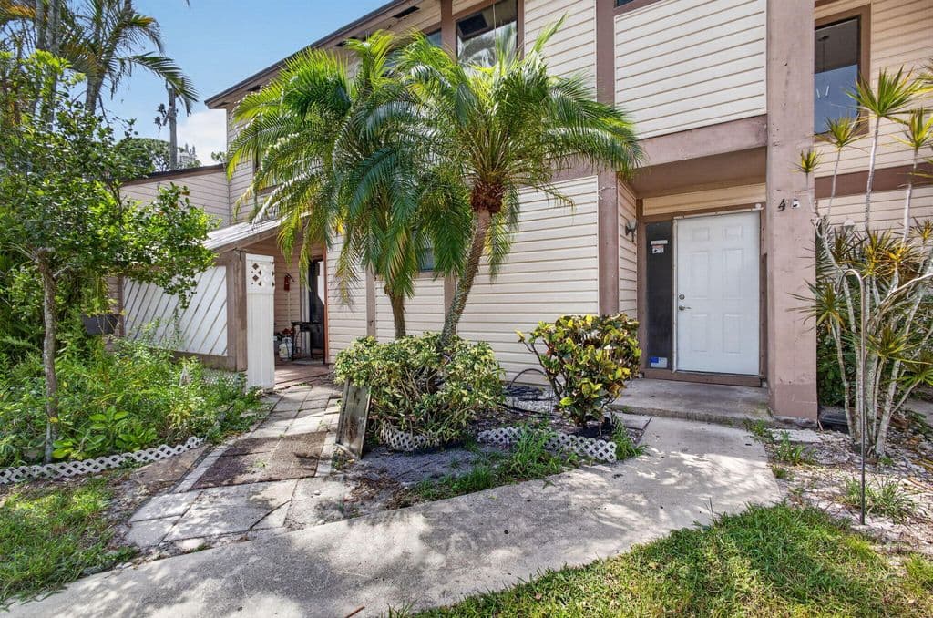 3-bedroom Condo — 110 SHERWOOD Circle #4C