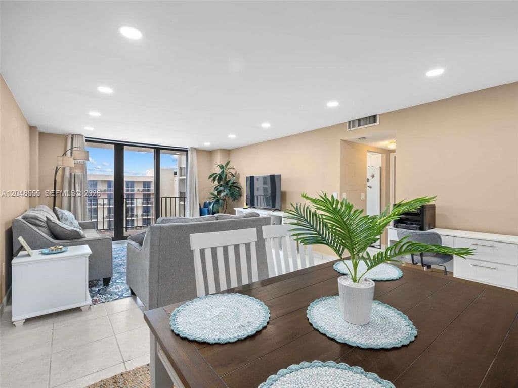 1+1 Condo — 322 Buchanan St APT 703