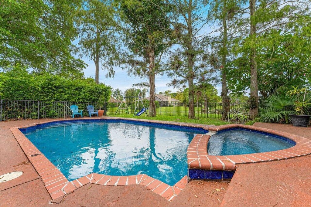 4-bedroom Single-Family Home — 1726 TREEHAVEN Court