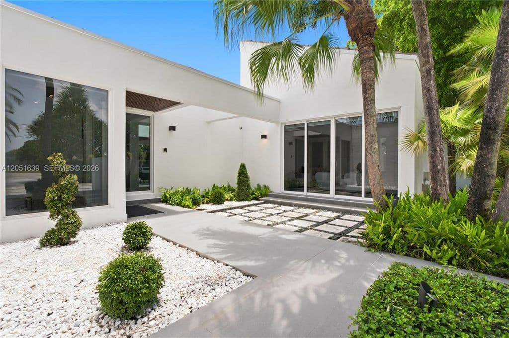 5-bedroom Single-Family Home — 10420 SW 64th St