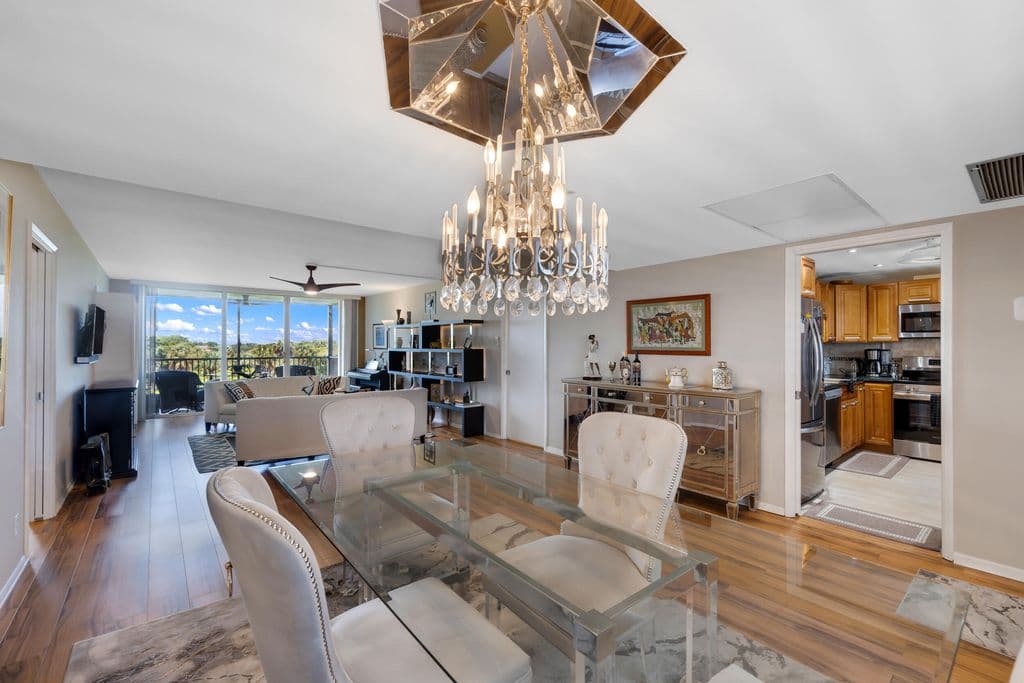 3-bedroom Condo — 3960 Oaks Clubhouse Drive #504