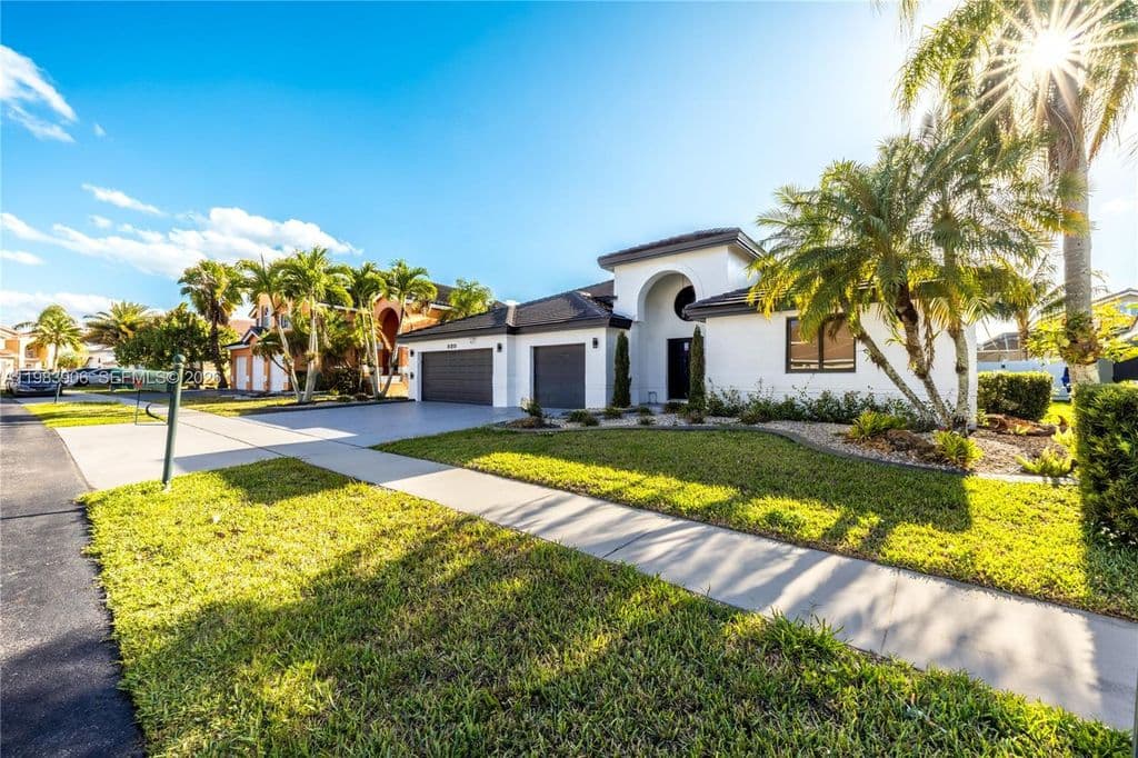 4+1 Müstakil ev — 930 NW 197th Ave