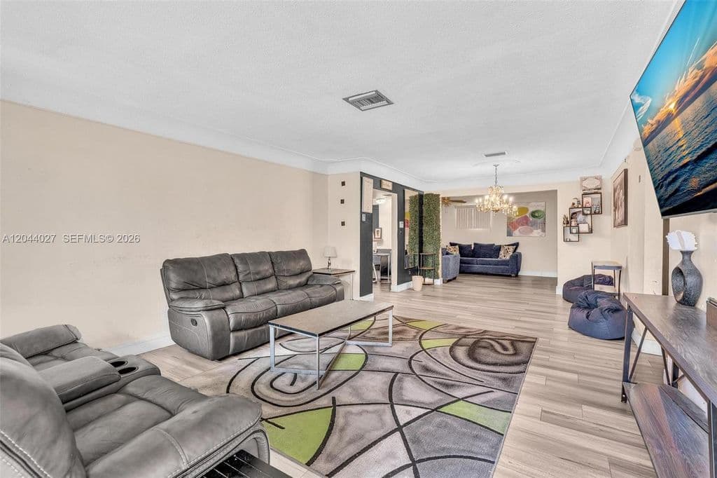 3+1 Müstakil ev — 1808 NW 3rd Ct