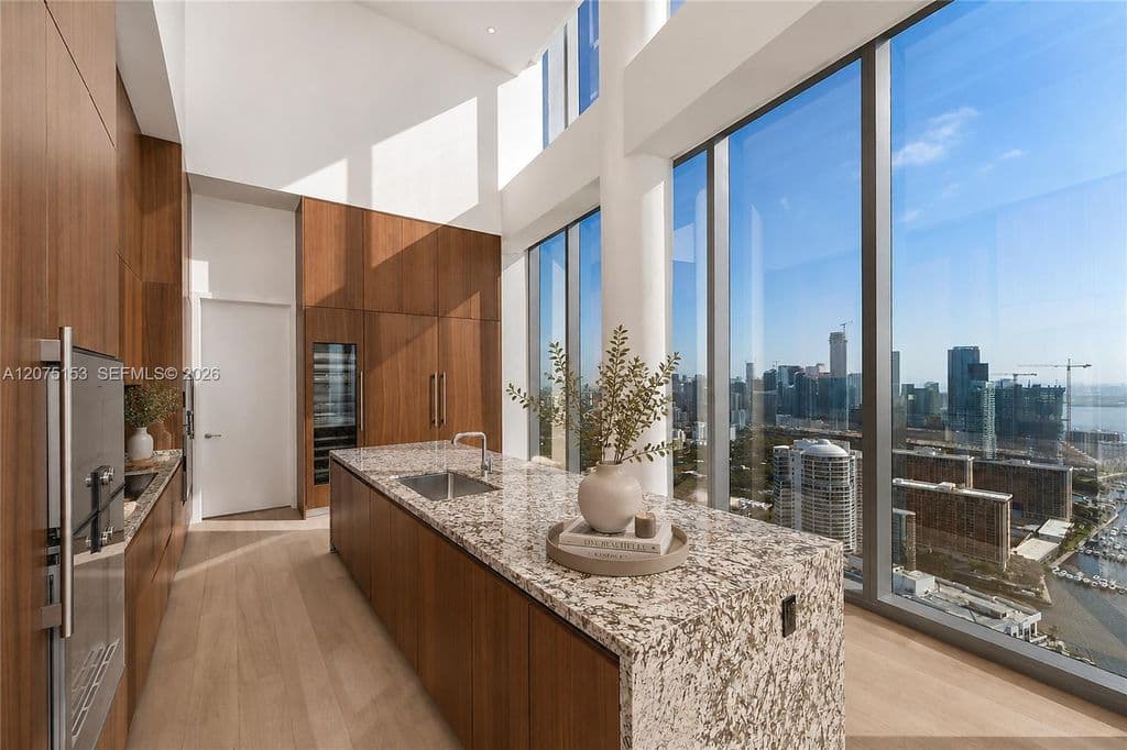 6-bedroom Condo — 175 SE 25th Rd #Uph01