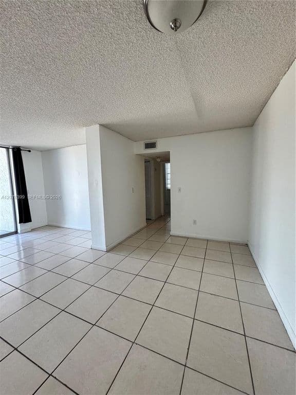 1-bedroom Condo — 12105 NE 6th Ave APT 304