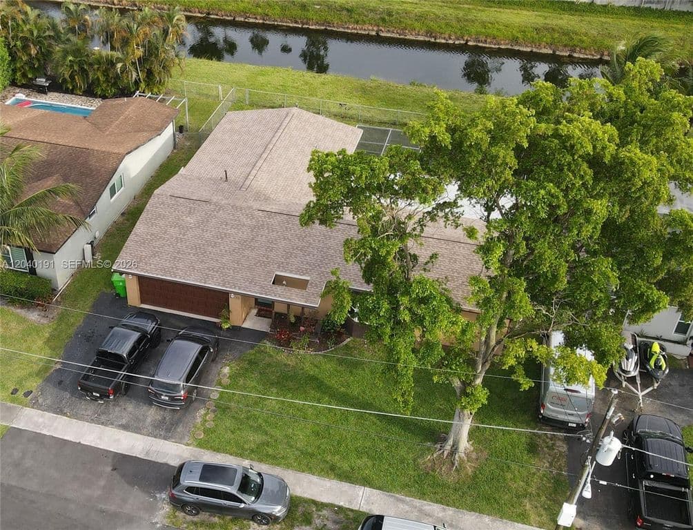 4+1 Müstakil ev — 8330 NW 20th Ct