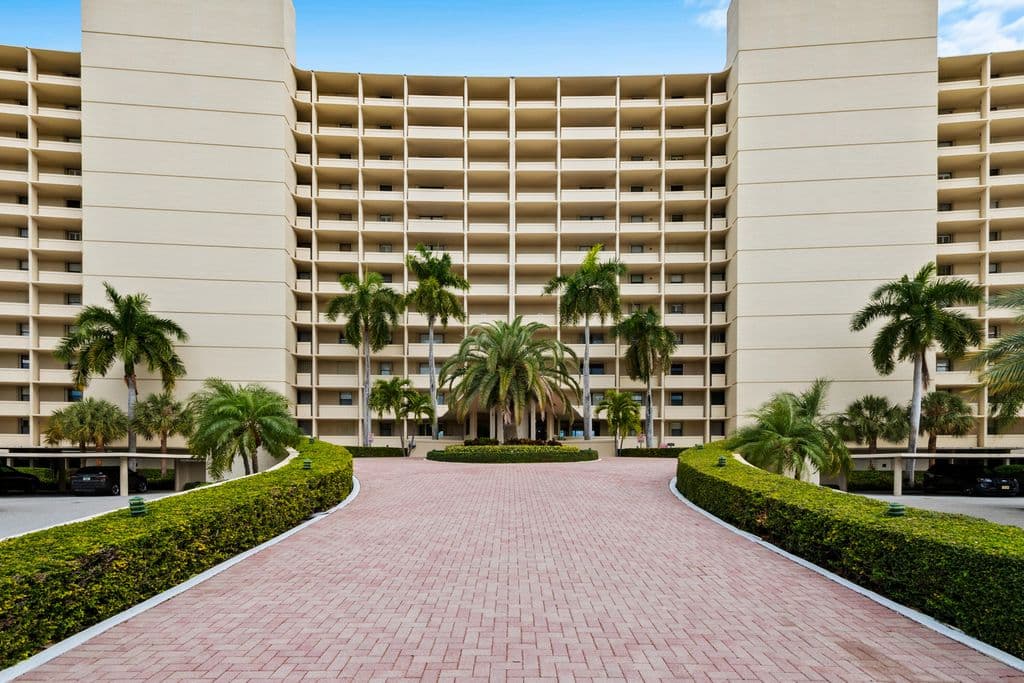 2+1 Condo — 134 Lakeshore Drive #814