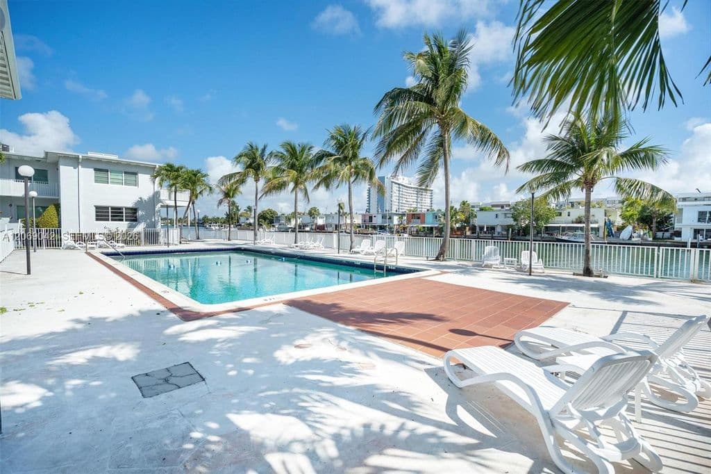 2+1 Condo — 7207 Bay Dr APT 11