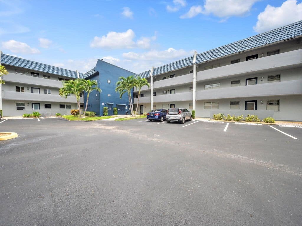 1+1 Condo — 7807 GOLF CIR Drive #105