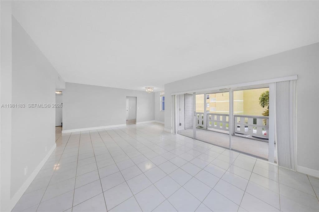 2+1 Condo — 4350 Hillcrest Dr APT 200