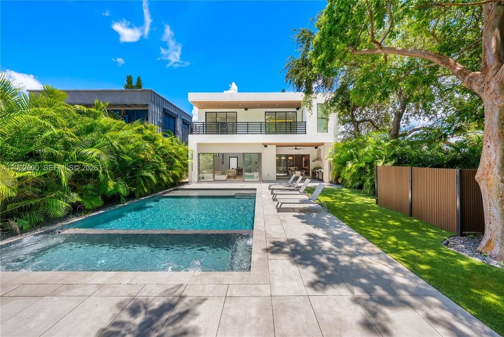 5+1 Müstakil ev — 260 NW 47th St