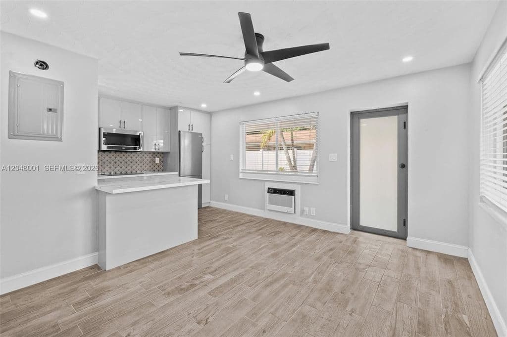 6-bedroom Property — 1634 NE 4th Pl