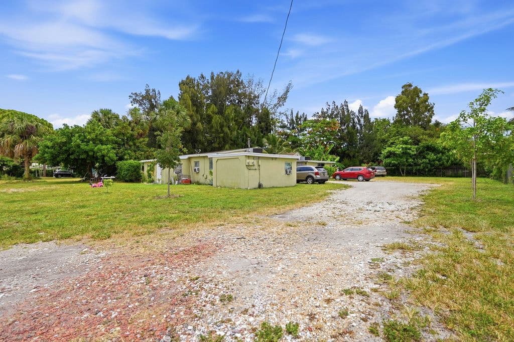 6+1 Mülk — 700 SW 8th Street