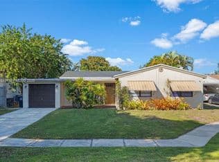 3+1 Müstakil ev — 3035 Hayes St, Hollywood, 33021