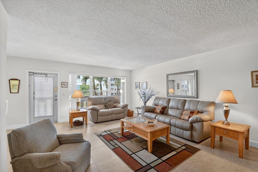 2+1 Condo — 202 Wellington D