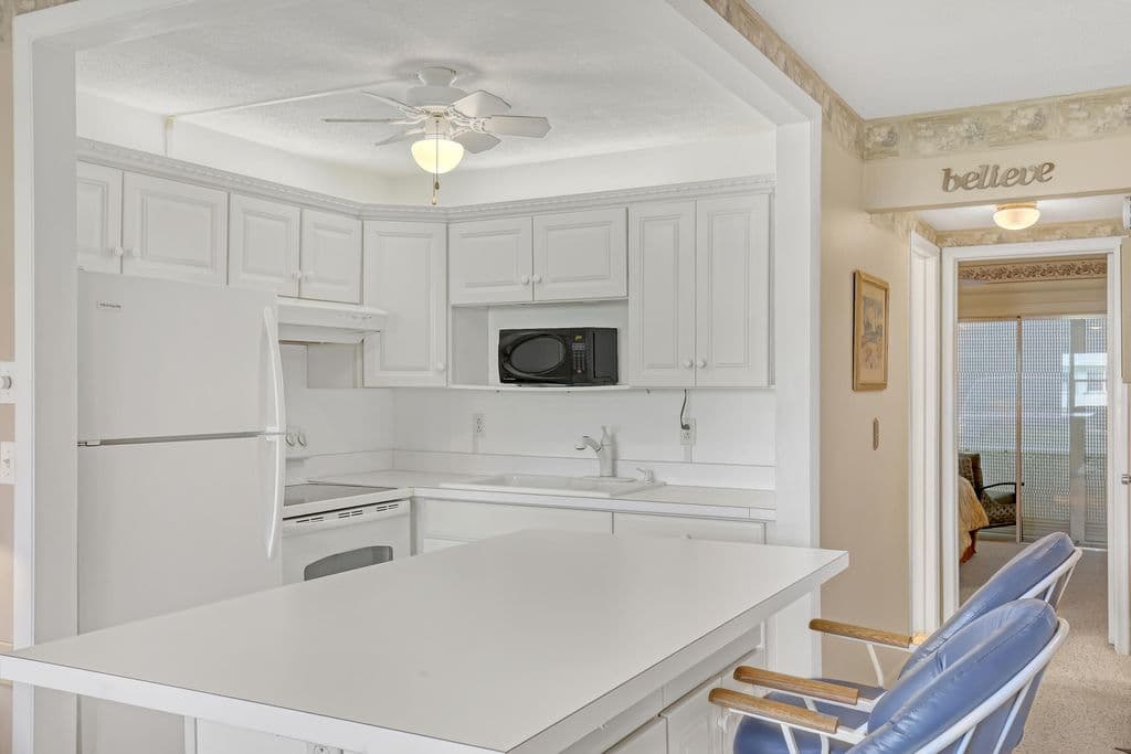 1+1 Condo — 680 Horizon W #110
