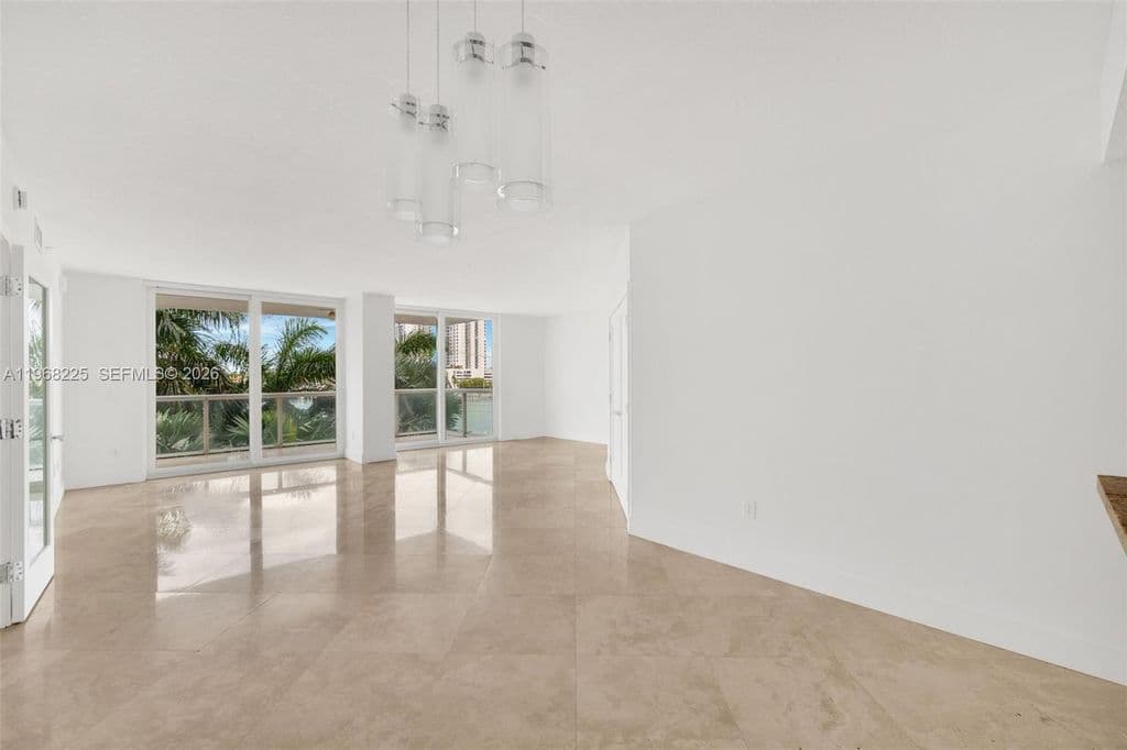 2+1 Condo — 10 Venetian Way APT 403