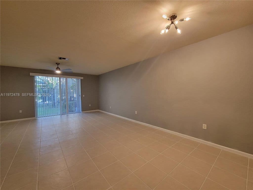 3+1 Mülk — 2761 SW 82nd Ave #102