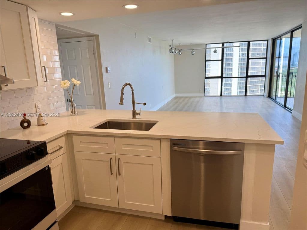 2-bedroom Condo — 20335 N Country Club Dr APT 1203