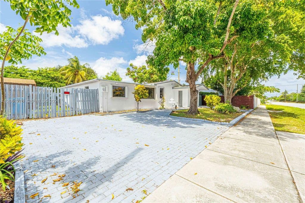 5+1 Müstakil ev — 4011 SW 32nd St